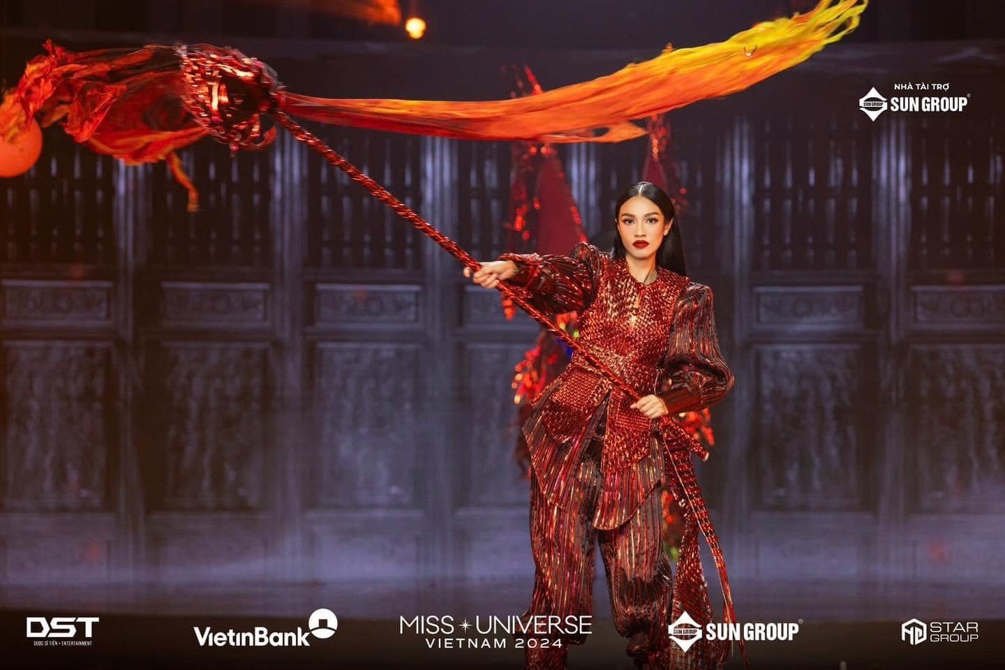 Paris Bảo Nhi trình diễn trang phục dân tộc tại Miss Universe Vietnam 2024